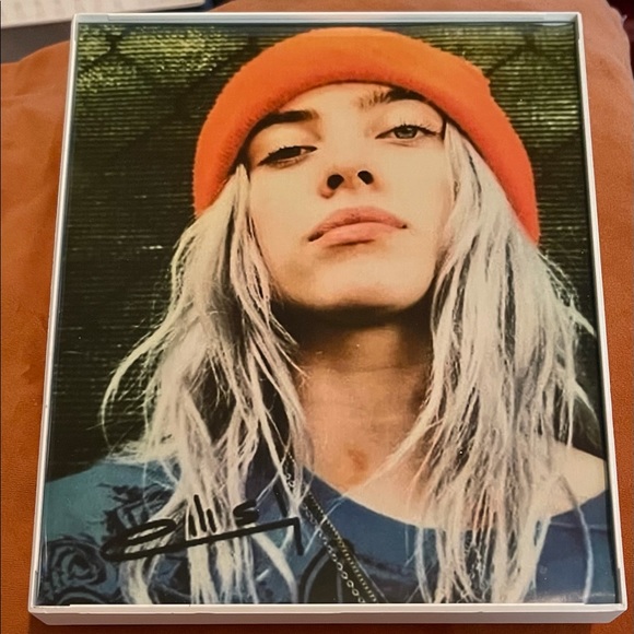 BILLIE EILISH SIGNED 8X10 Signed Framed Photo - Picture 1 of 4